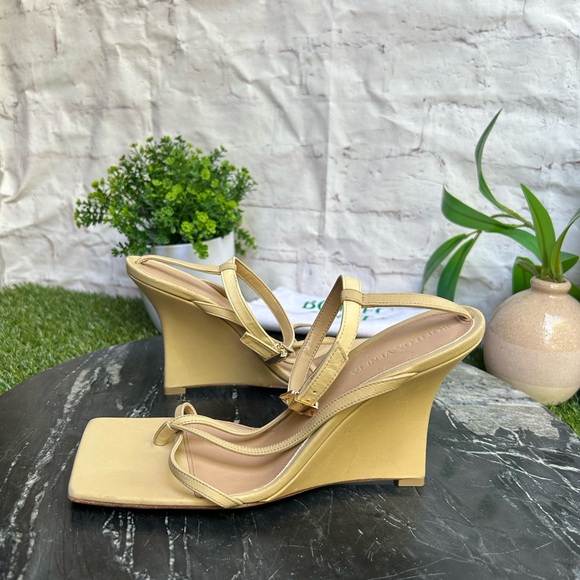 BOTTEGA VENETA 
USD 1100
STRETCH SANDAL Wedge
LOUNGE NAPPA
CANE SUGAR  38 US 8 - Picture 6 of 16